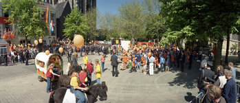 842536 Afbeelding van het Domplein te Utrecht, waar leden van negen Utrechtse Oranjeverenigingen zich presenteren aan ...